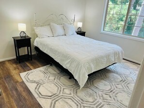 2 bedrooms, desk, iron/ironing board, WiFi