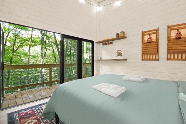 1 bedroom, bed sheets - Blue Ridge Parkway / Off-Grid Cabin / Glamping / Turkey Hop Cabin (Laurel Springs)