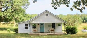 3-bedroom, 2 bath farmhouse in beautiful Hillsborough with highspeed WiFi & more