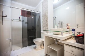 Whirlpool, Haartrockner, Handtücher, Seife