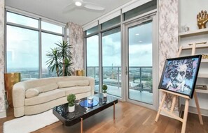 Smart TV, fireplace