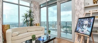 2-bedroom condo in Heart of Texas Medical Center w/ fitness, rooftop pool & more