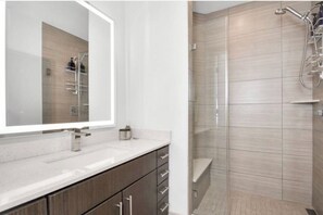 Een douche, een haardroger, handdoeken, zeep