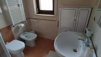 Dusche, Whirlpool, Haartrockner, Bidet