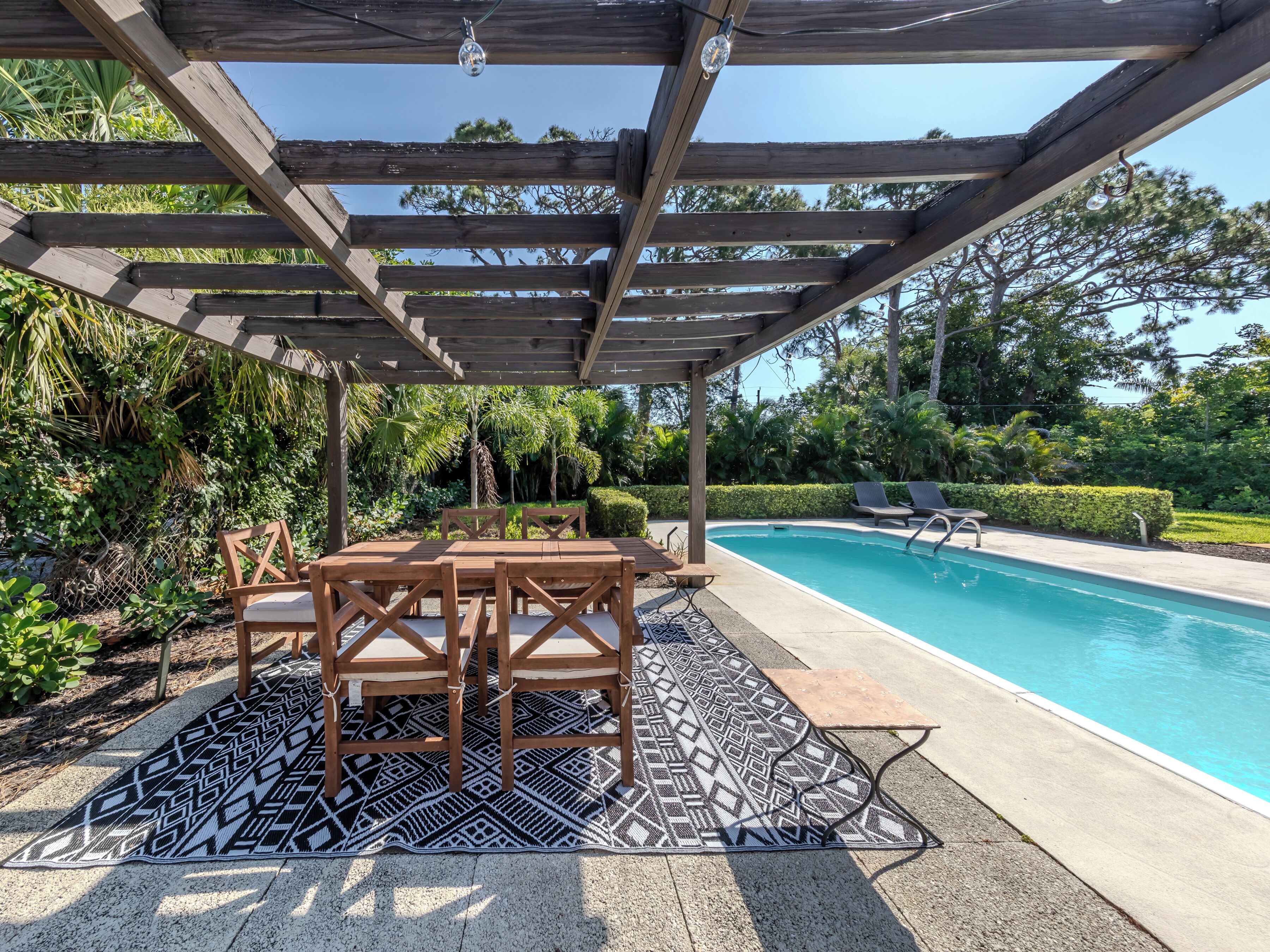 Island House w Pool, minutes from downtown, beaches, shops and restaurants!