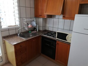 Jääkaappi, mikroaaltouuni, uuni, kahvin-/teenkeitin