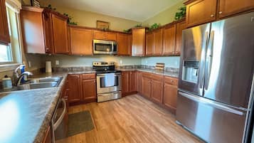 Frigorífico, microondas, horno y placa de cocina