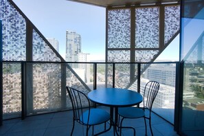 Outdoor dining - New & Modern 2BR Apartment in Rundle Mall Adelaide (Adelaide)