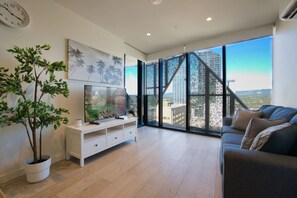 TV - New & Modern 2BR Apartment in Rundle Mall Adelaide (Adelaide)