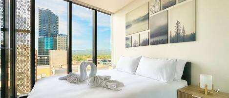 Tabla de planchar con plancha, wifi y ropa de cama