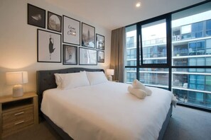 Desk, iron/ironing board, WiFi, bed sheets