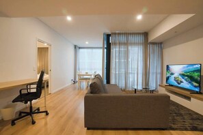 TV, offices - Charming CBD Escape - 1BR Apartment with Pool & Gym (Adelaide)