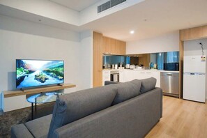 TV, offices - Charming CBD Escape - 1BR Apartment with Pool & Gym (Adelaide)