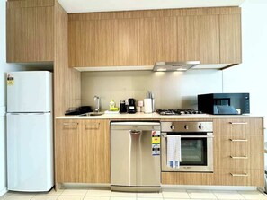Kühlschrank, Mikrowelle, Ofen, Herdplatte