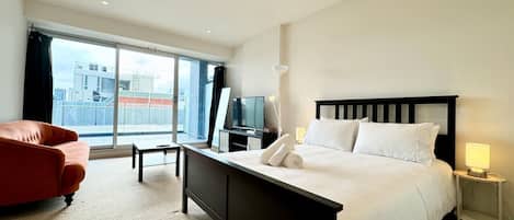 Een strijkplank/strijkijzer, wifi, beddengoed