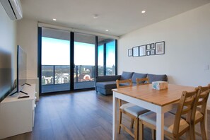 TV, mesa de pingue-pongue