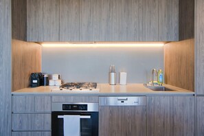 Réfrigérateur, four à micro-ondes, un four, surface de cuisson