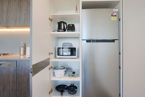 Kühlschrank, Mikrowelle, Ofen, Herdplatte