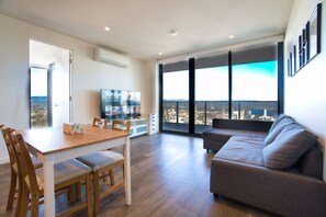 Téléviseur, table de ping-pong