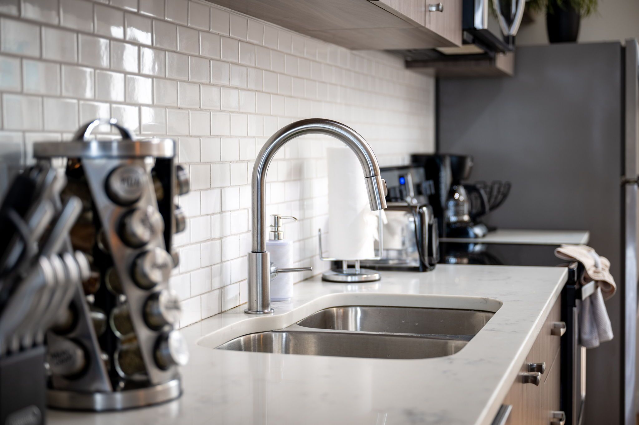 Réfrigérateur, four à micro-ondes, un four, surface de cuisson