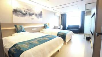 Habitación de hotel con dos camas, un cuadro grande en la pared y vistas al exterior.