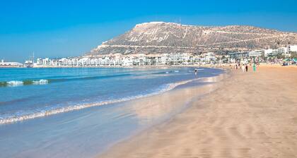 Ensoleillé et trÚs bien situé (pas loin de la plage et souk)
