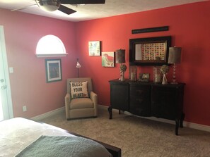 4 bedrooms, desk, WiFi, bed sheets