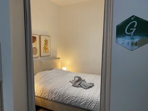 1 habitación, escritorio, tabla de planchar con plancha y wifi