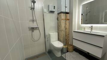 Haartrockner, Handtücher, Seife, Shampoo