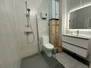 Hair dryer, towels, soap, shampoo - Vue Meuse, en Face de la Citadelle (Dinant)
