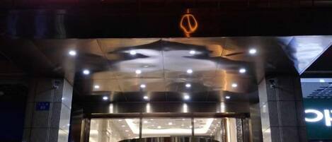 The entrance to Qingcheng Hotel with a prominent sign above the door.