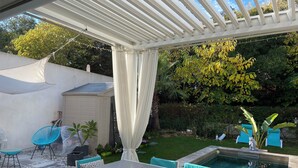 A covered patio area with a pool, outdoor furniture, and a garden. - Le Mas de Fabregas. Chambre Dhôte Calme et Tranquille à 400m de la mer (La Seyne-sur-Mer)