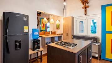 Fridge, oven, stovetop, coffee/tea maker