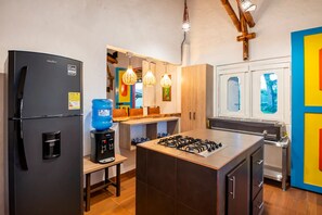 Fridge, oven, stovetop, coffee/tea maker