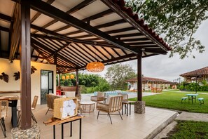 屋外ダイニングエリア