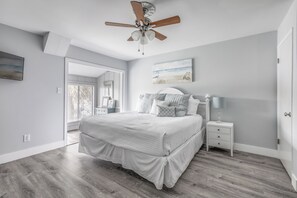 2 bedrooms, travel crib, WiFi, bed sheets - Bay Views with a 6 seater golfcart in Sandestin (Miramar Beach)