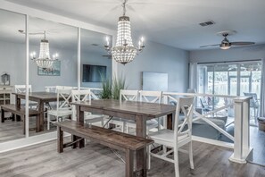 Dining - Bay Views with a 6 seater golfcart in Sandestin (Miramar Beach)