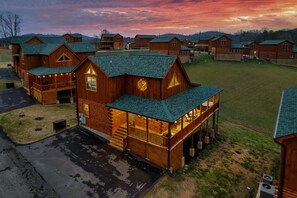 Exterior - Private Heated Indoor Saltwater Pool - Arcade - Pool Table - HotTub - Views (Pigeon Forge)