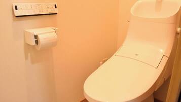 Superior-Apartment | Badezimmer | Haartrockner, Handtücher, Shampoo, Toilettenpapier