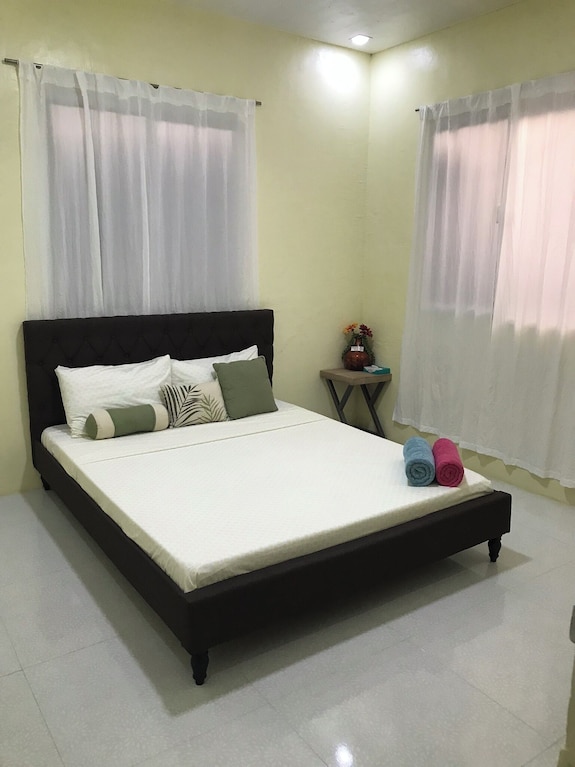Charming 3-bedroom Bungalow With Wifi And Ac In Pleasant Castillejos - Subic