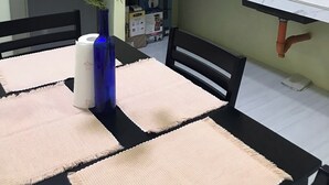 Una cocina compacta con refrigerador, cafetera y pileta.