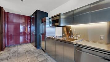 Jääkaappi, mikroaaltouuni, liesi, astianpesukone