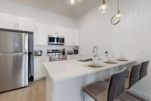 Kühlschrank, Mikrowelle, Ofen, Herdplatte