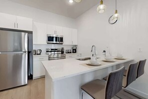 Réfrigérateur, micro-ondes, four, plaque de cuisson