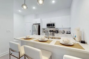 Køleskab, mikrobølgeovn, ovn, kogeplade