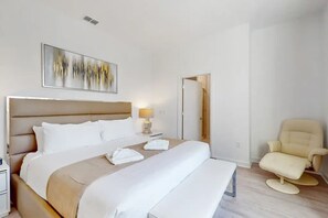 5 bedrooms, iron/ironing board, WiFi, bed sheets - Elegant 5BR w/ Pool, Close to Disney & Universal (Davenport)