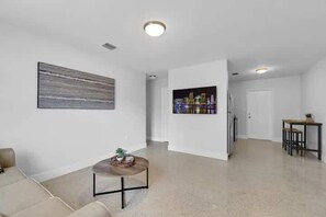 TV, offices - Fab 4BR Twin Villas Near Design District & Wynwood (Miami)