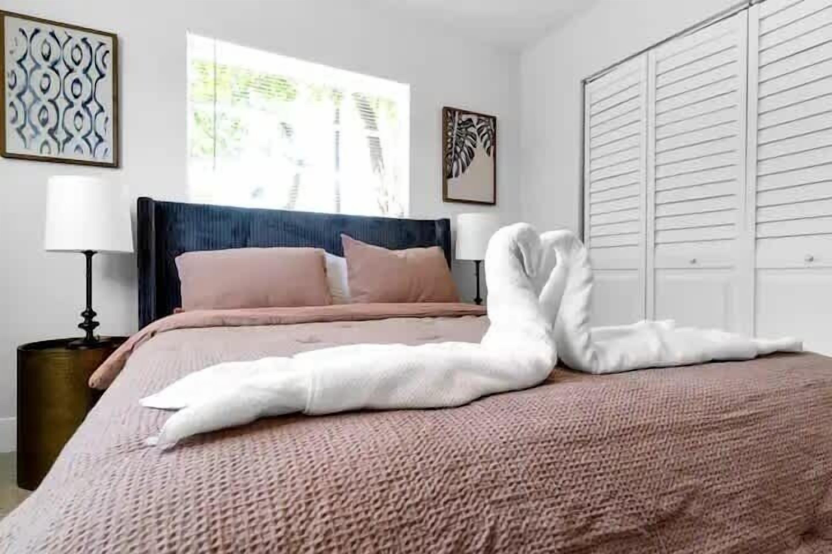 4 bedrooms, iron/ironing board, WiFi, bed sheets