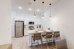 冷蔵庫、電子レンジ、オーブン、コンロ