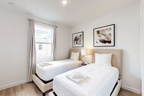 4 室のベッドルーム、アイロン / アイロン台、WiFi (無料)、ベッドシーツ